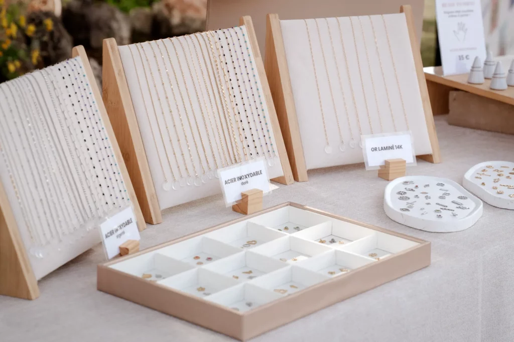 atelier bijoux permanents avec sélection de chaînes et charms pour événement de marque
