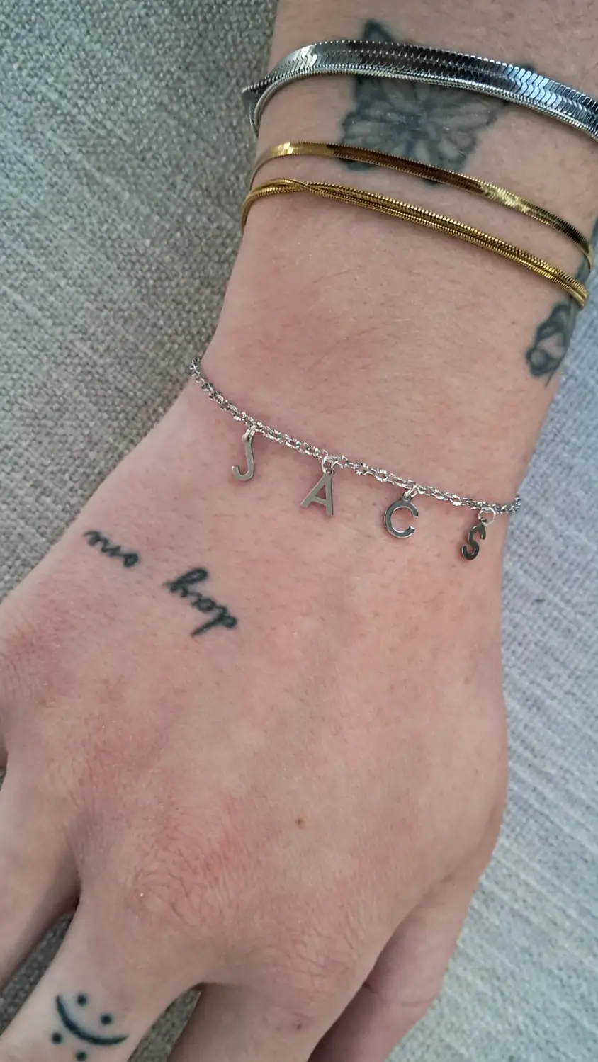 bracelet permanent argenté avec initiales symboliques