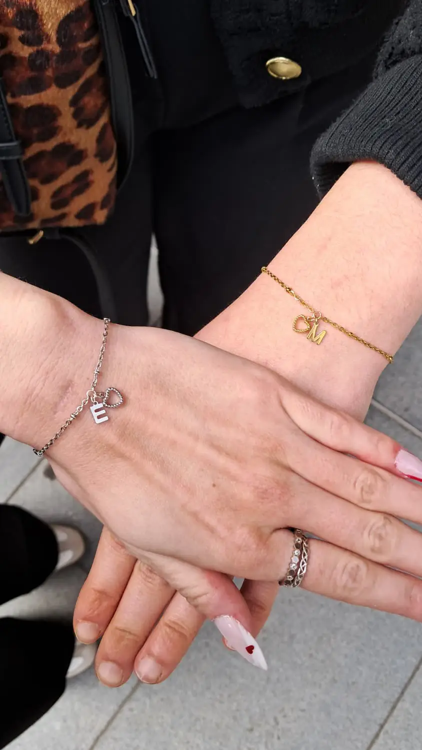 bracelet permanent avec détail minimaliste symbolique