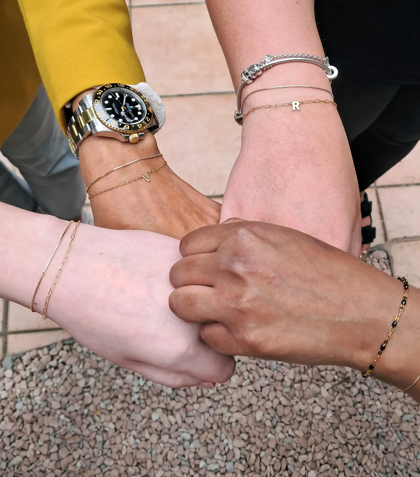 bracelets permanents faits par un groupe d’amies lors d’un EVJF