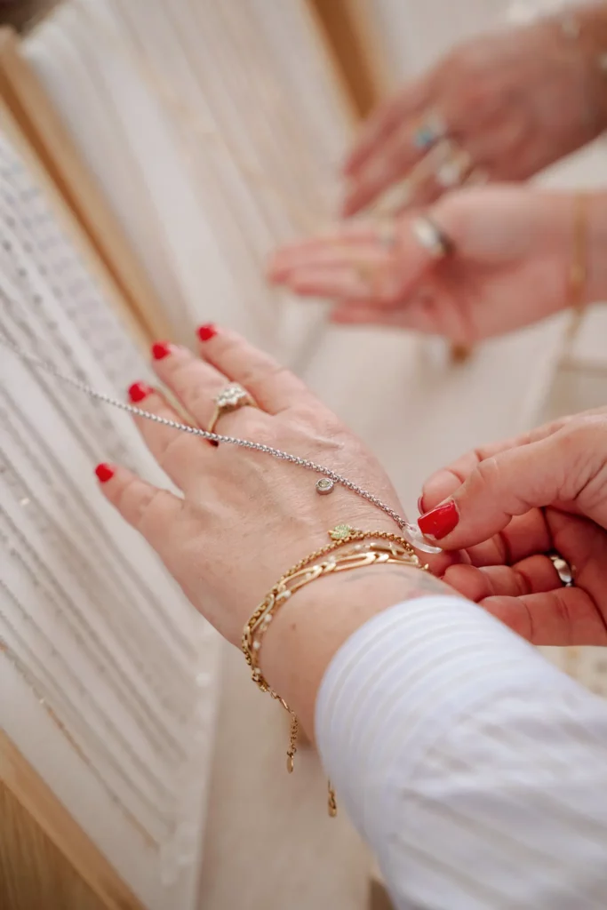 cliente choisissant un bracelet permanent lors d’une animation bijoux permanents