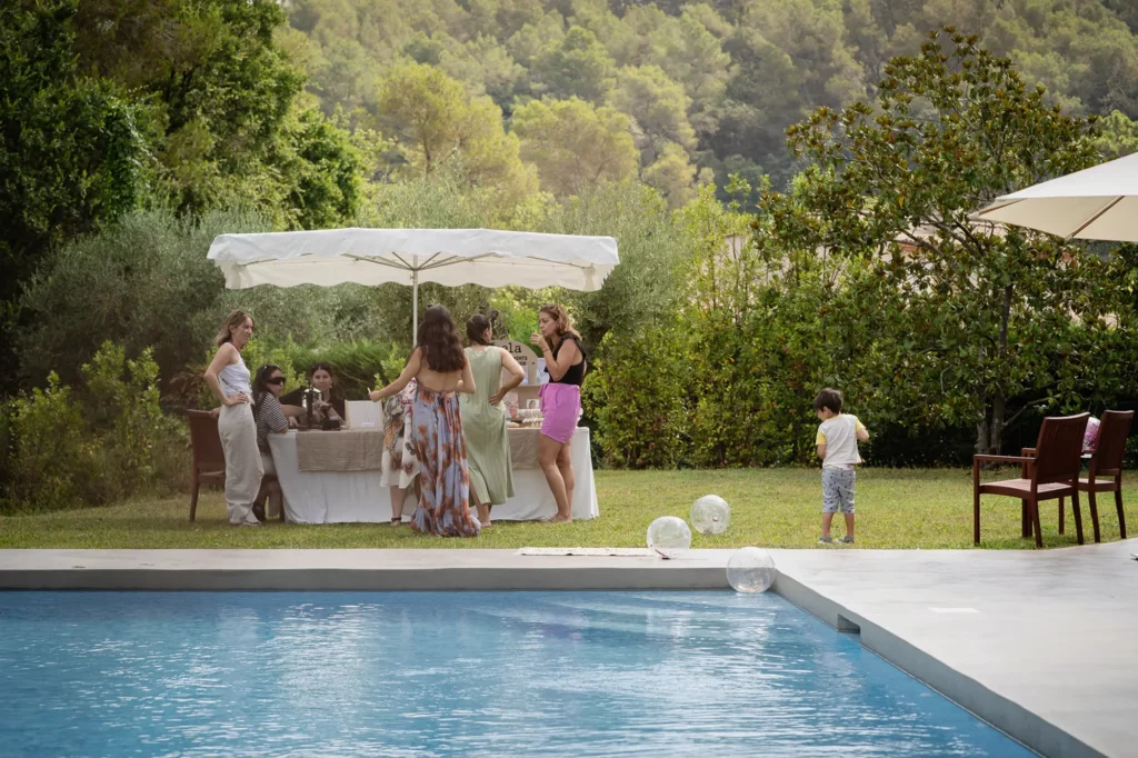 groupe d’amies lors d’un EVJF avec animation bijoux permanents sur la Côte d’Azur