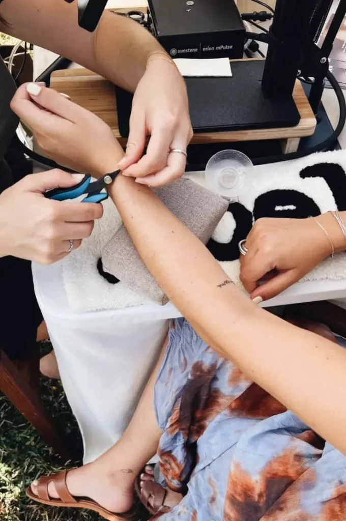 atelier bijoux permanents en cours lors d’un EVJF avec pose de bracelets