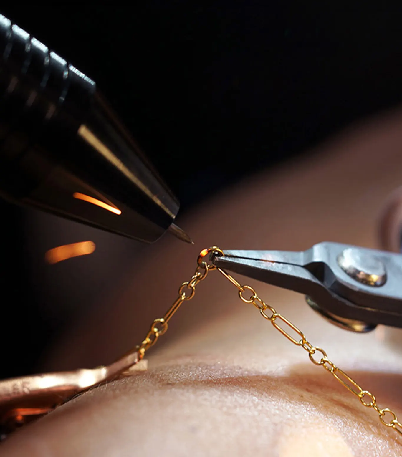 soudure d’un bracelet permanent lors d’une animation bijoux permanents pour événement de marque à Cannes