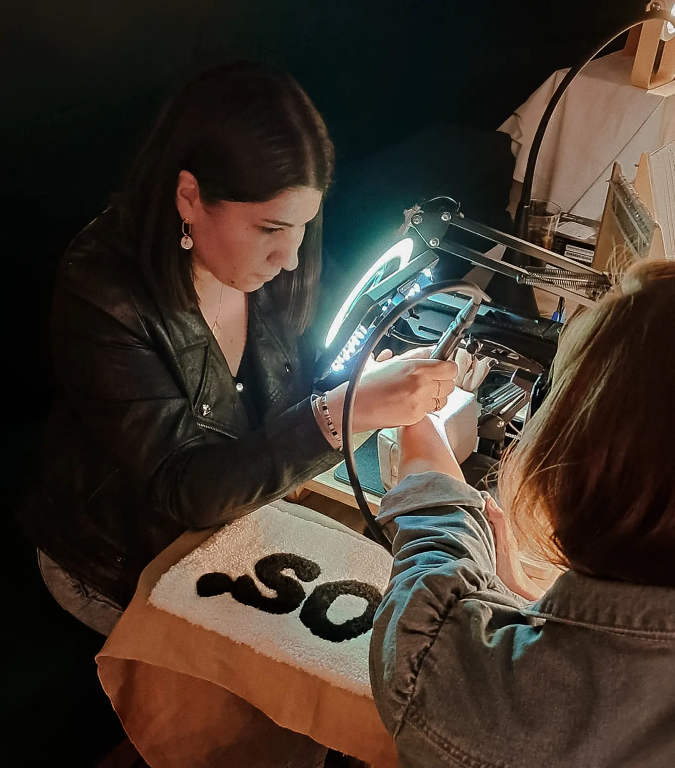 soudure d’un bracelet permanent par une experte lors d’une animation bracelets permanents à Nice