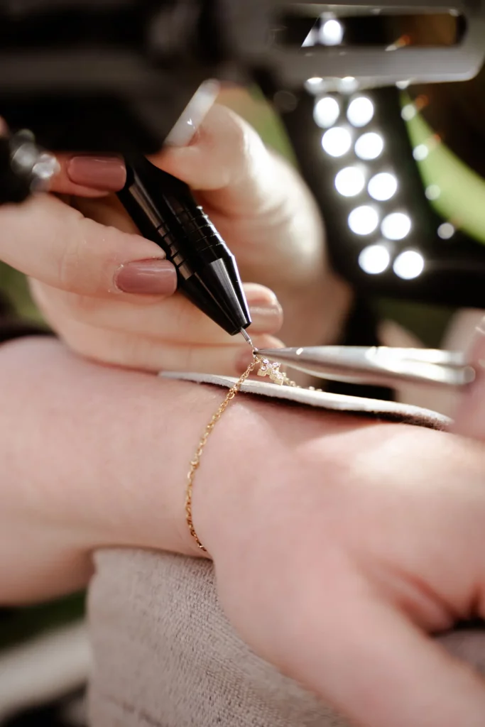 soudure d’un bracelet permanent lors d’une animation bijoux permanents sur la Côte d’Azur